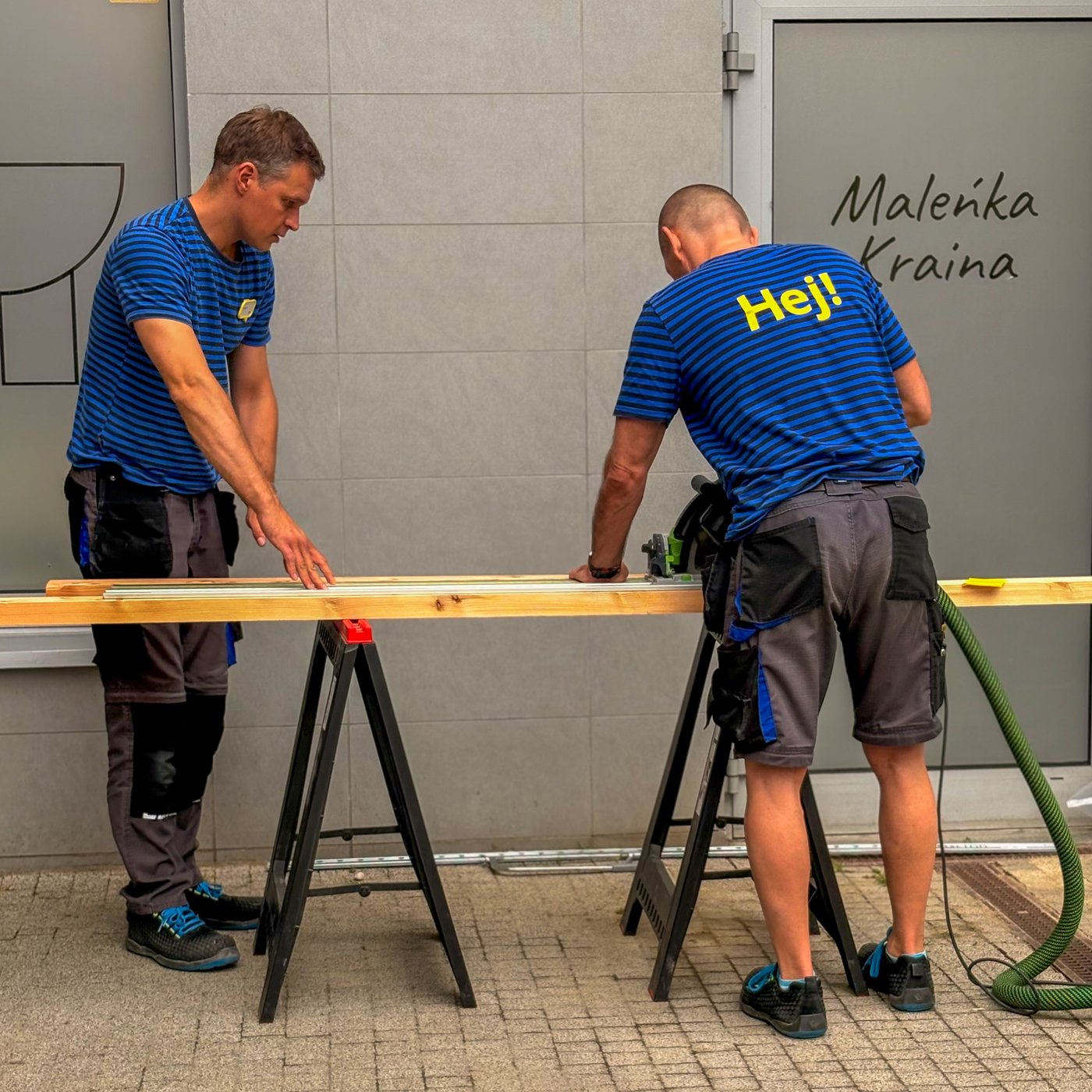 pracownicy, którzy składają meble