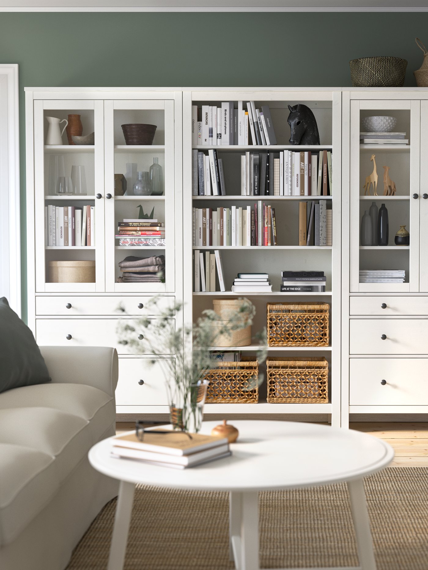 Eine weiße HEMNES Wohnwand