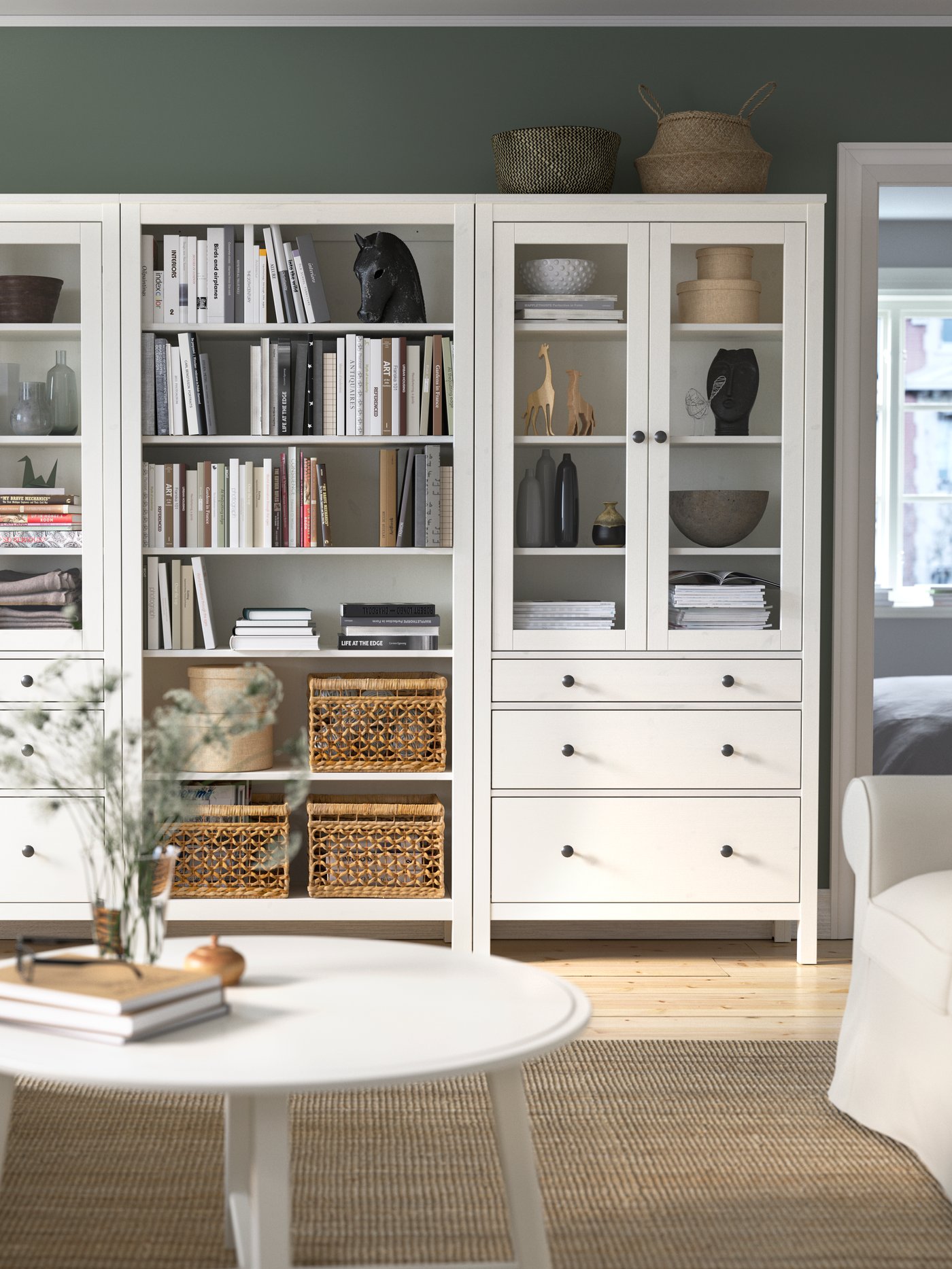 Eine weiß gebeizte HEMNES Aufbewahrungskombination mit Türen/Schubladen