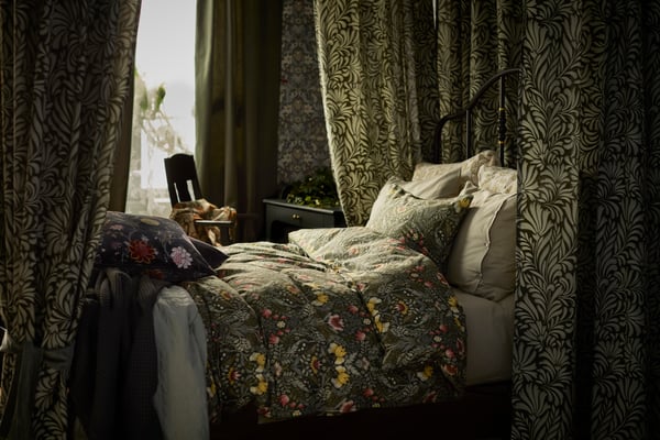 A dark green/leaves TRÅGSPINNARE curtains, 1 pair
