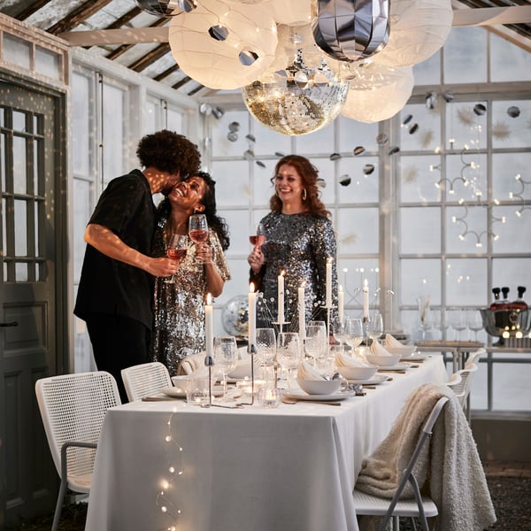 Décorations blanches et argentées pour le réveillon du Nouvel An dans une serre avec décorations suspendues, guirlandes et éclairages FRÖJDA.