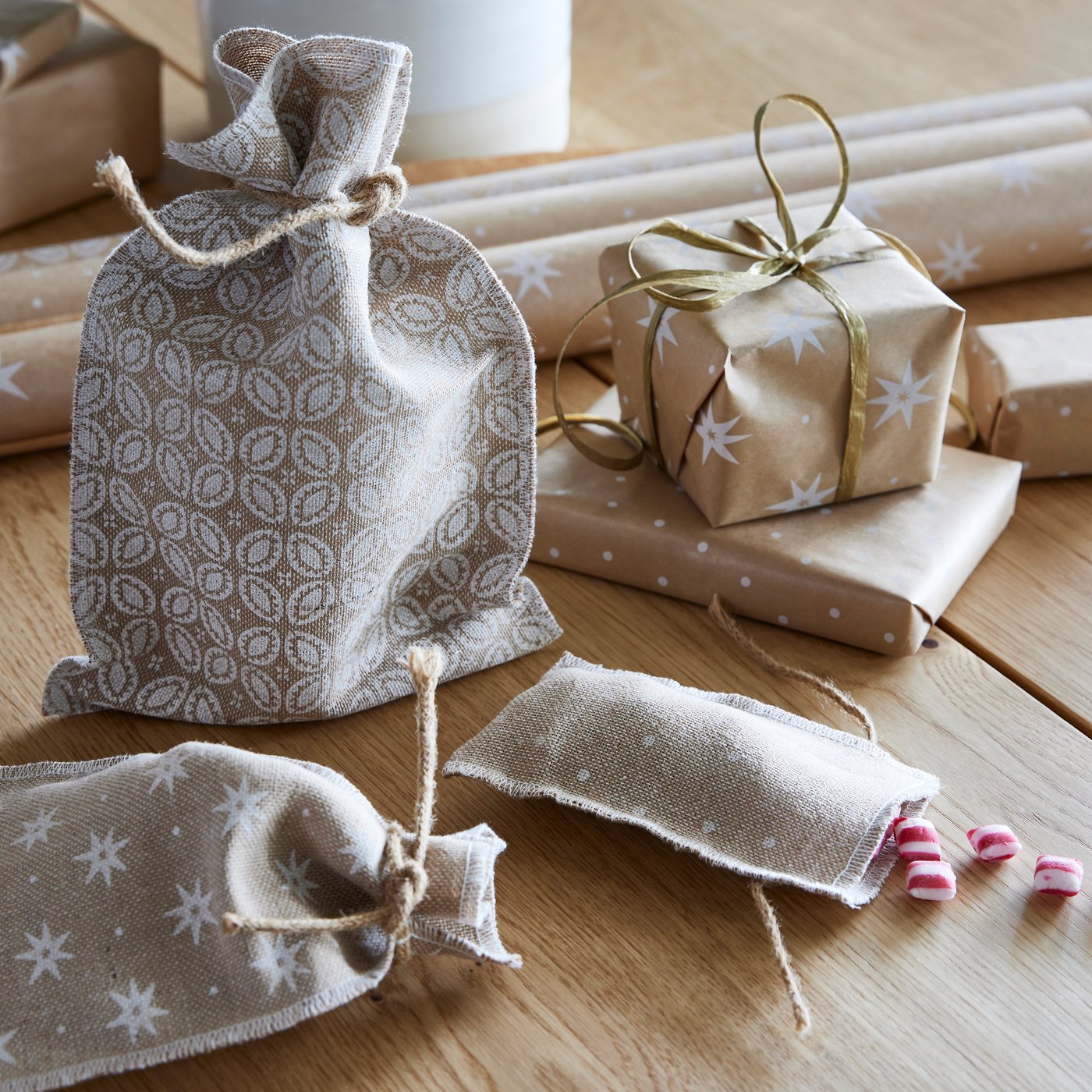 Geschenke in Stoffsäckchen die mit Schnur zugebunden sind.