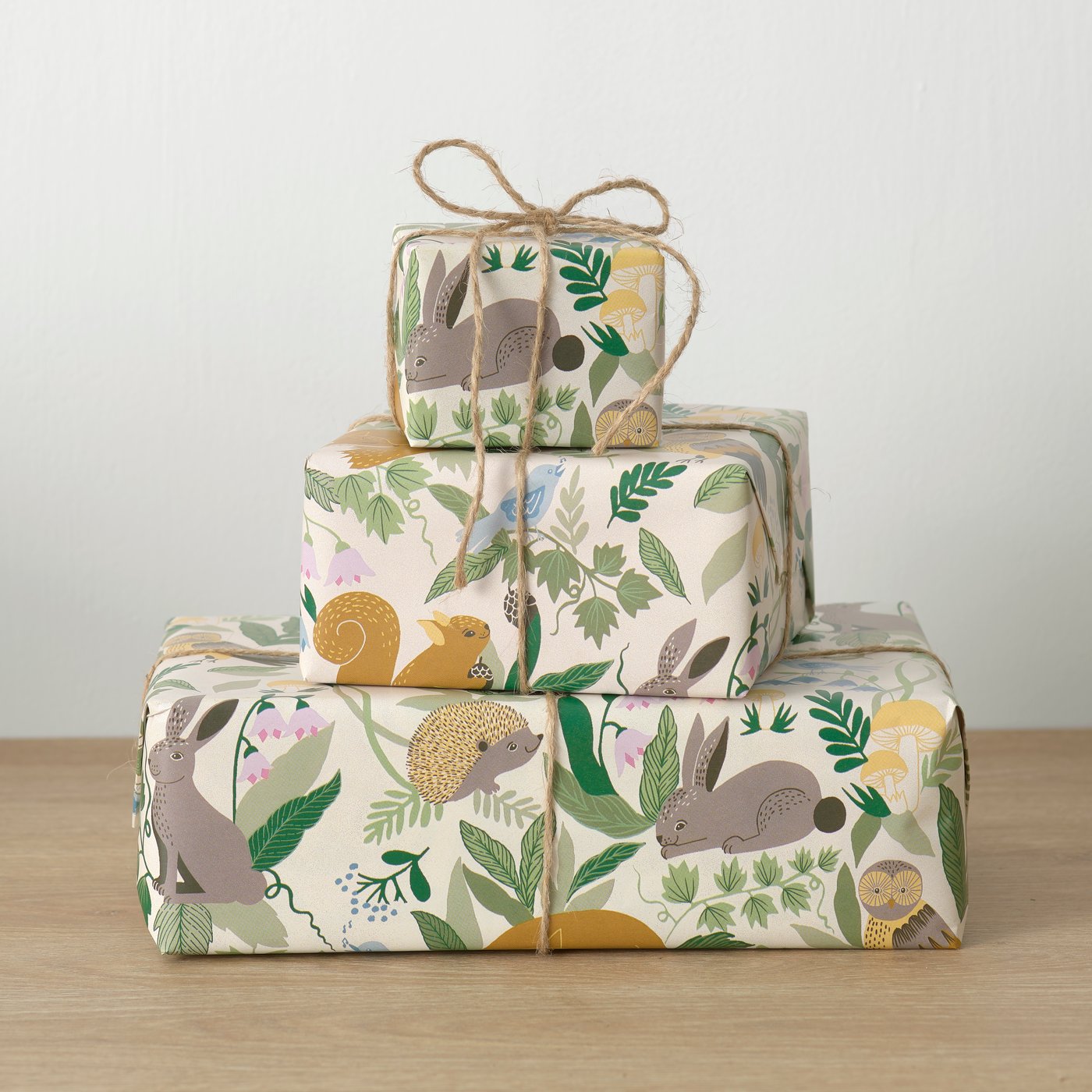 Tre gaver ligger i en stak på et bord