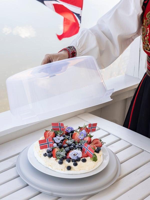 boite à gâteau avec un gâteau aux fruits à l'interieur