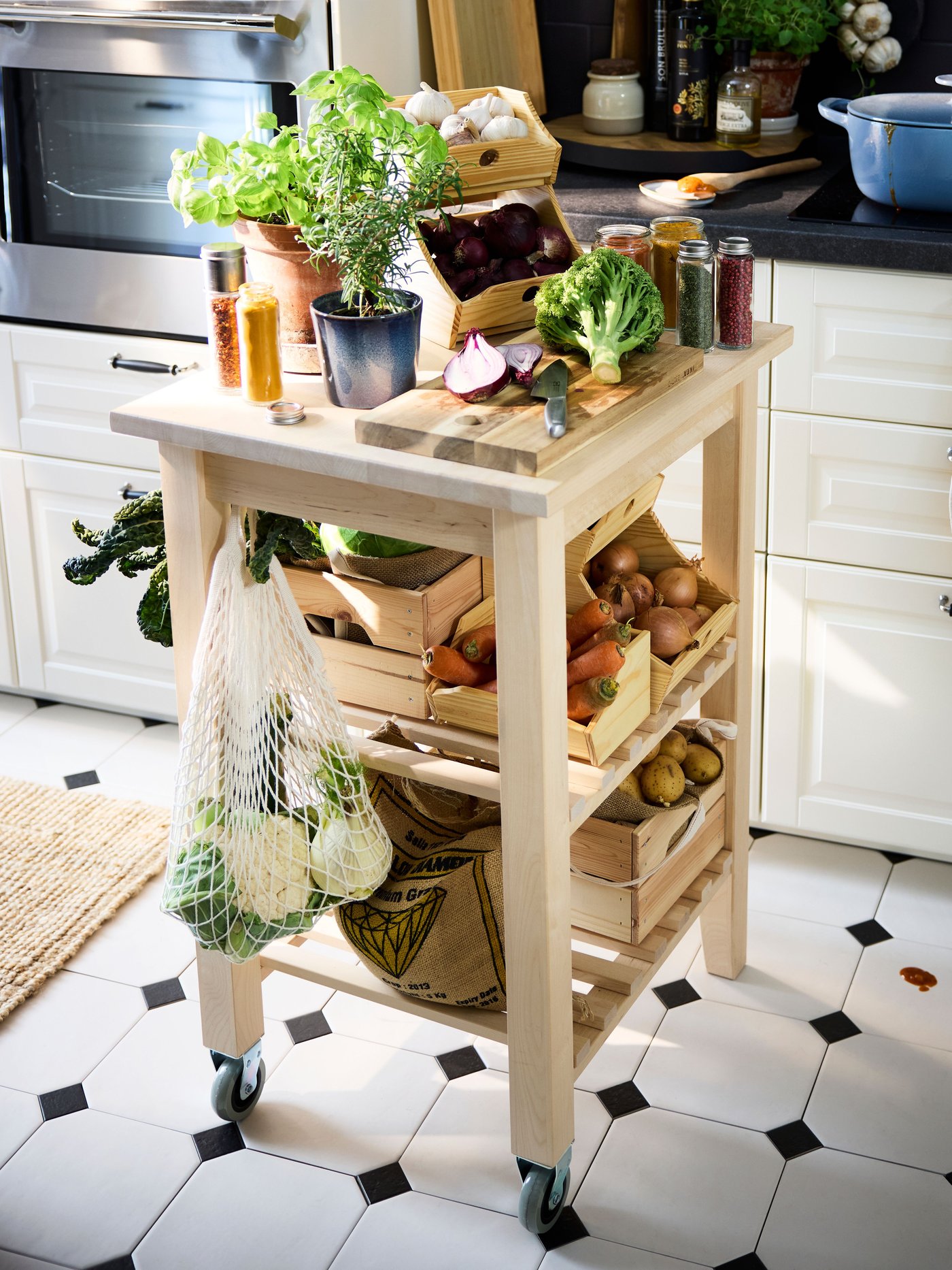 A natural KUNGSFORS net bag in the kitchen