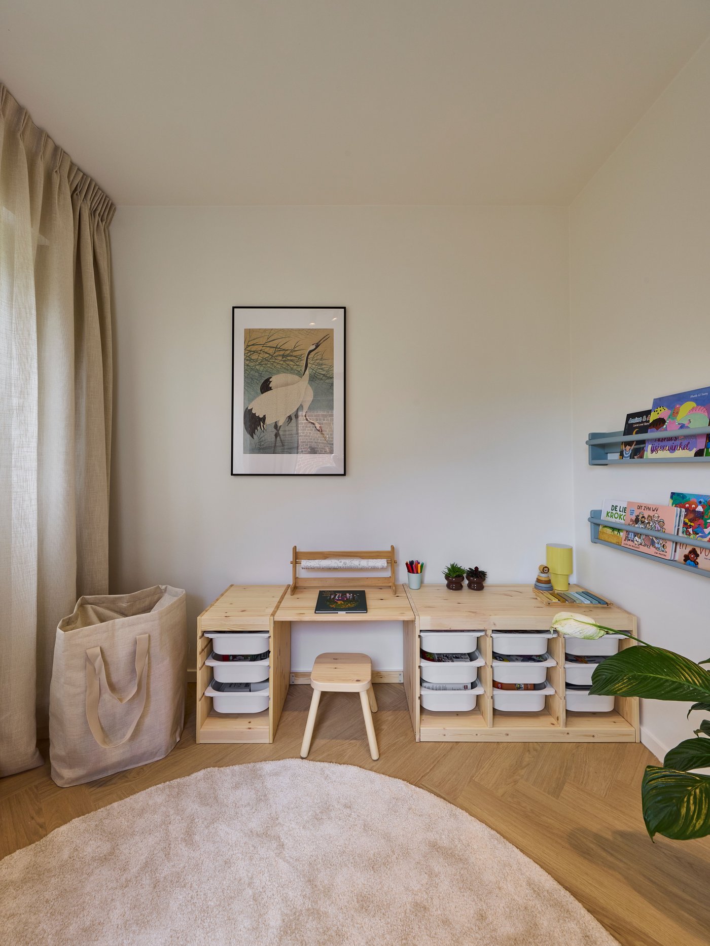 Een grenen FLISAT kinderkrukje