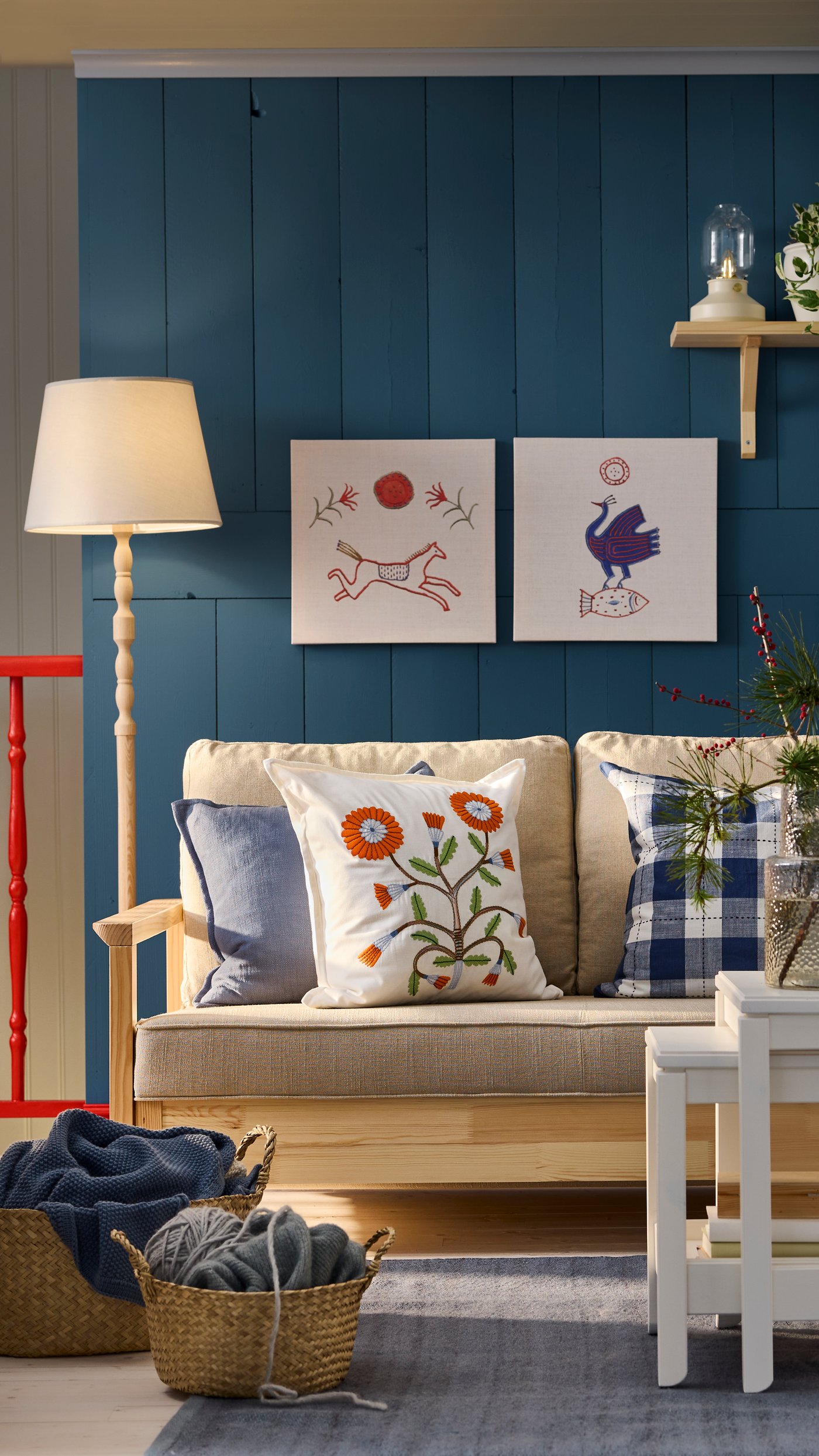 Stojací lampa KINNAHULT v jasanovo-bílé barvě v obývacím pokoji.