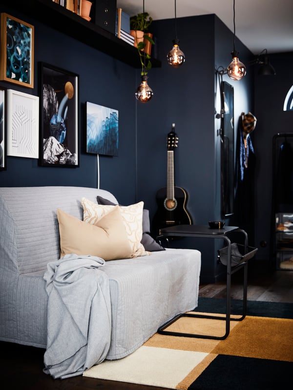 Ein blaues Glas-Panel Malmö SYMFONISK für einen Bilderrahmenlautsprecher im Wohnzimmer