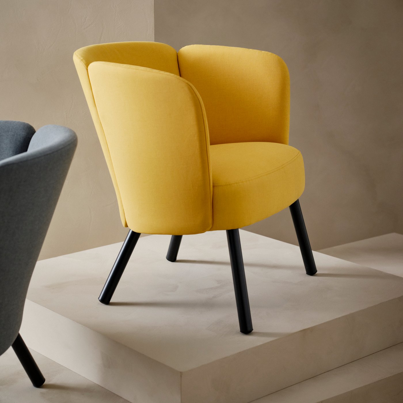 A Diseröd dark yellow HERRÅKRA armchair