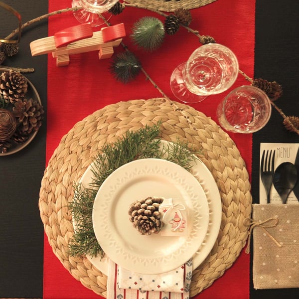 Decoració de la taula de Cap d'Any amb detall de zona de comensal