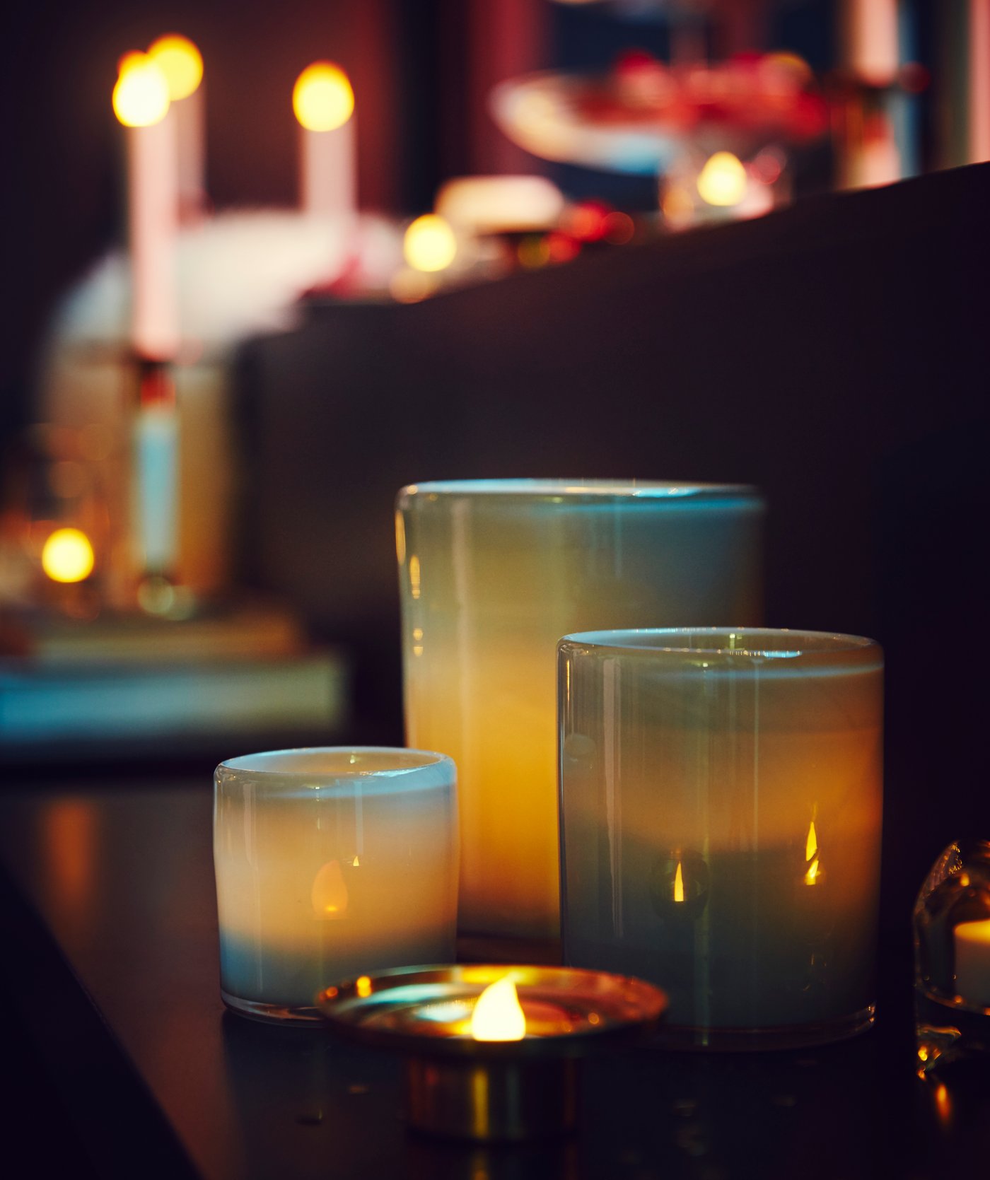A grey BLÄNDANDE candle holder in the living room