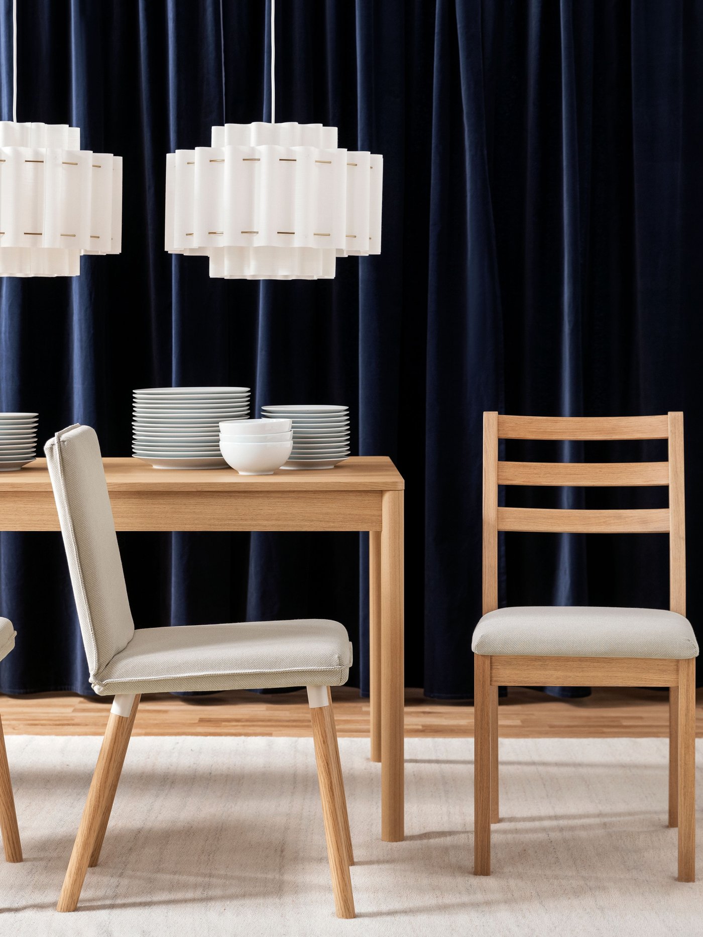 Un tapis TIDTABELL beige, tissé à plat dans la salle à manger