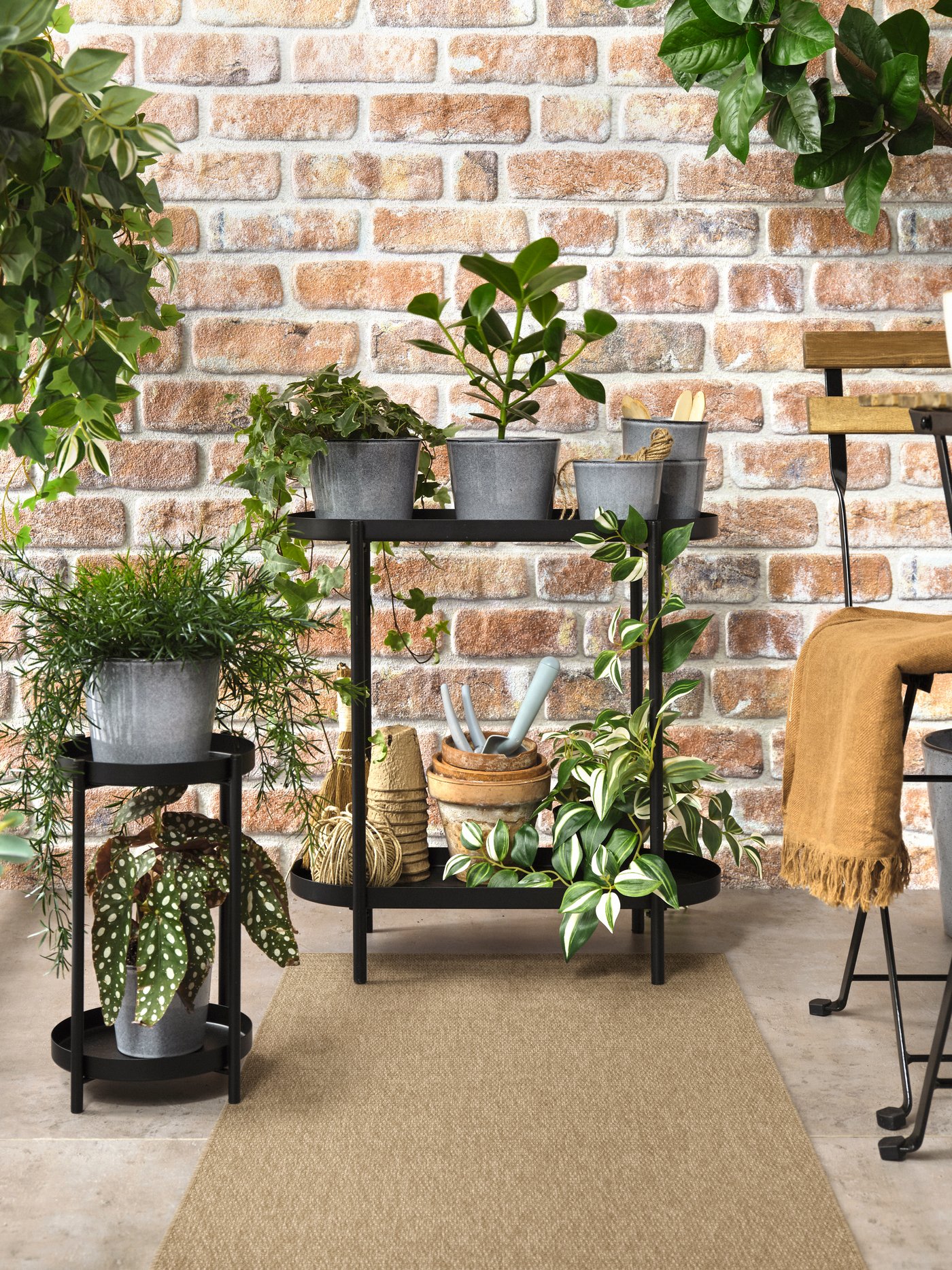 Ulkohuone jossa paljon erilaisia kasveja ja lattialla kudottu beige LÄTTBETONG matto