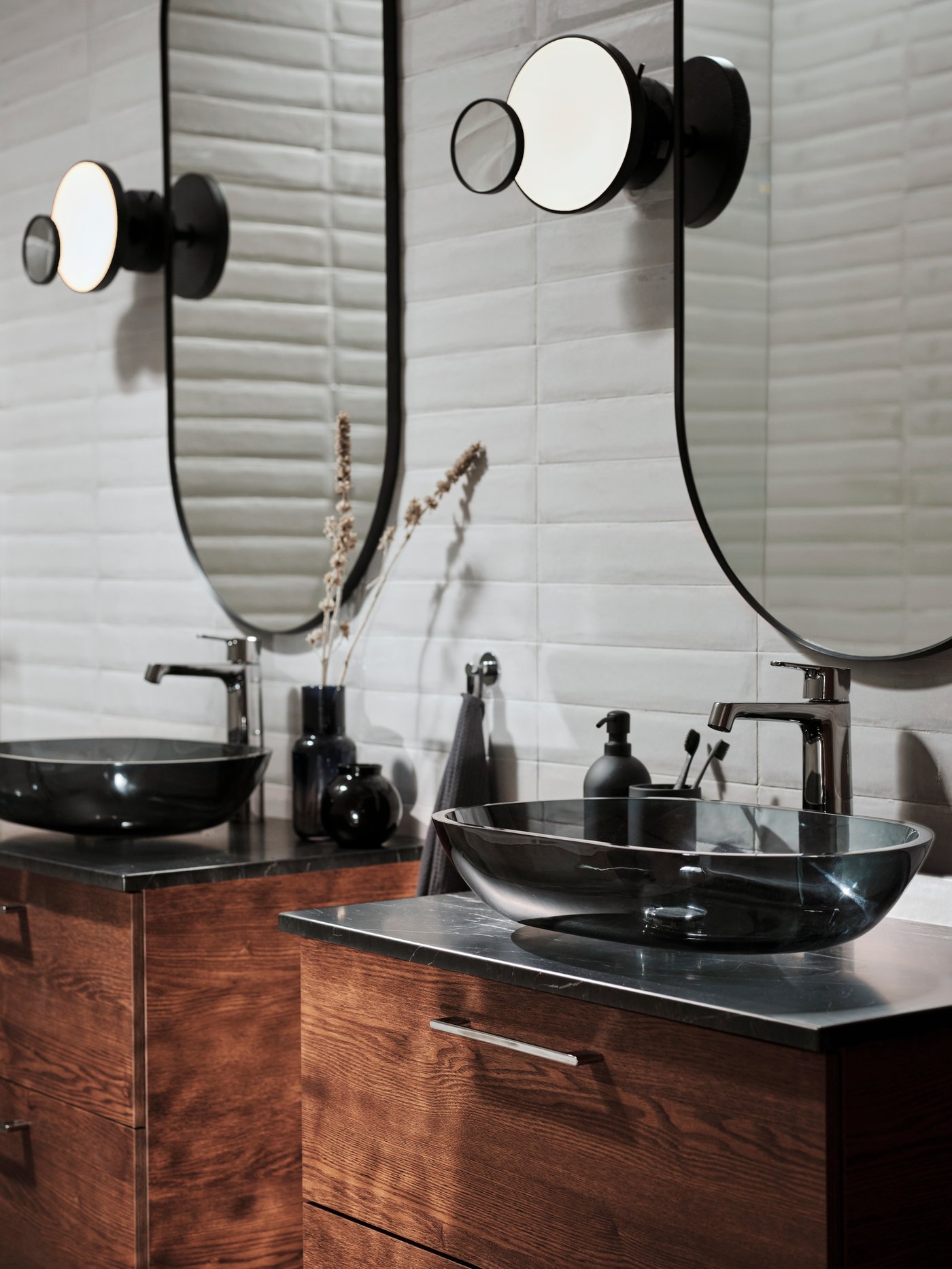 Un cuarto de baño moderno con un lavabo de encimera OXMYREN, junto al que hay un juego para baño de tres piezas. Encima, un espejo y una lámpara de pared LED.