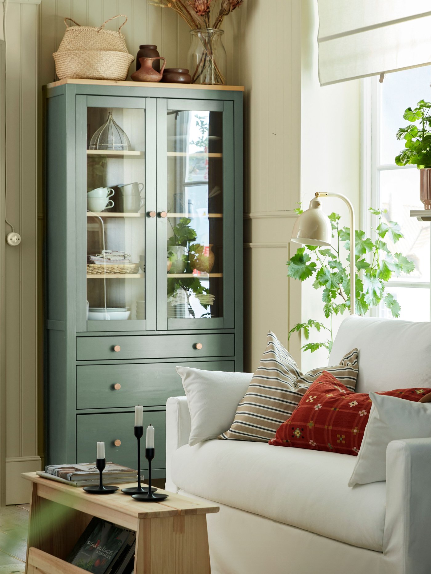 Vitrine à 3 tiroirs HEMNES en gris vert/teinté brun clair.