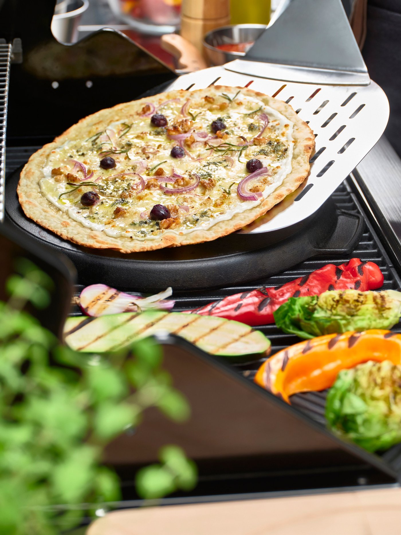 Une pelle à pizza HAVSTULPAN en acier inoxydable et hêtre