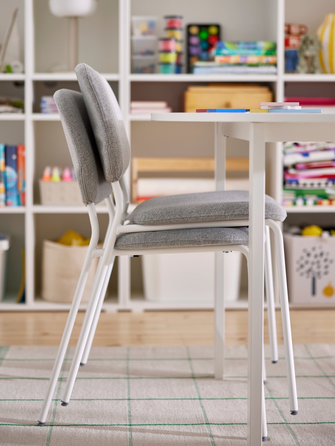 A mixed colours MÅLA fluorescent/glitter paint in the living room