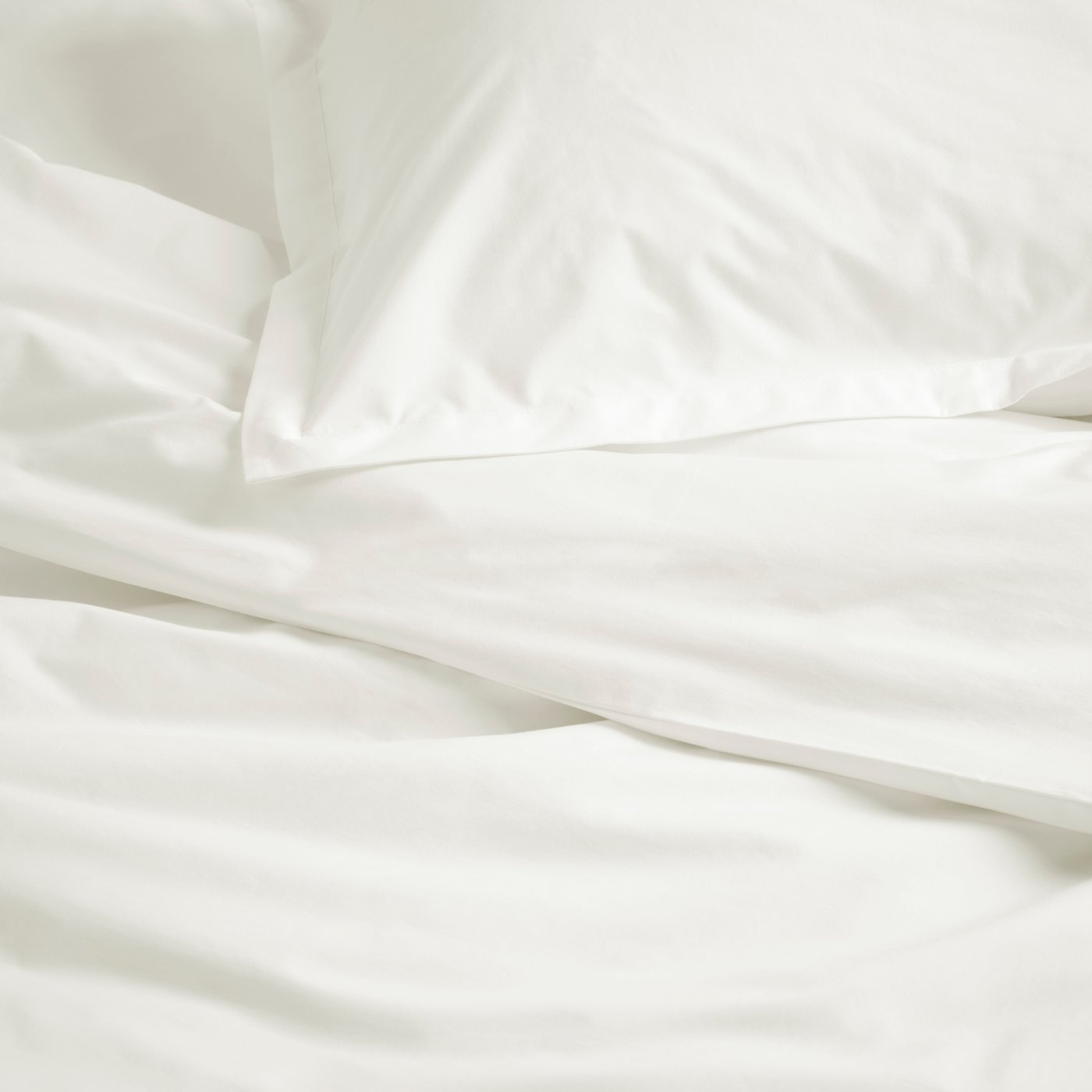 Ein weißer HAMPFLOCKEL Bettbezug und Kissenbezug