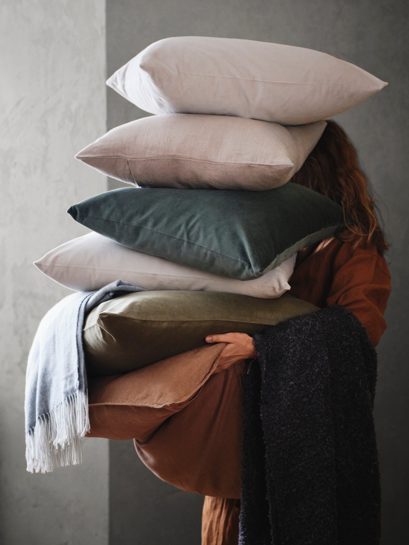 Een grijze HOLMVI-plaid