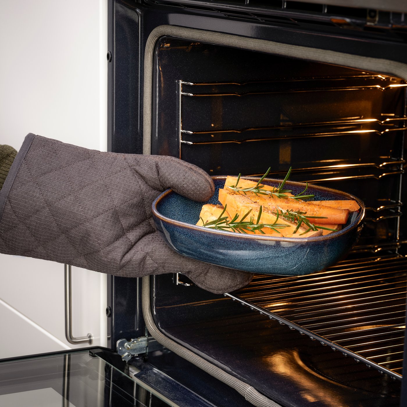 A blue GLADELIG oven dish