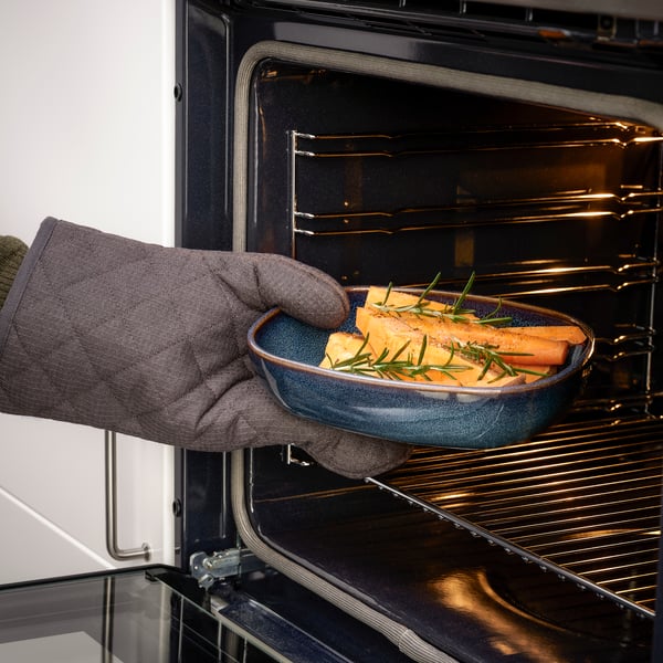 A blue GLADELIG oven dish in the kitchen