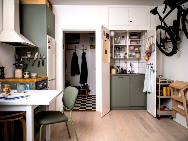 En lägenhet, en etta, med matplats och kök i ett pentry.