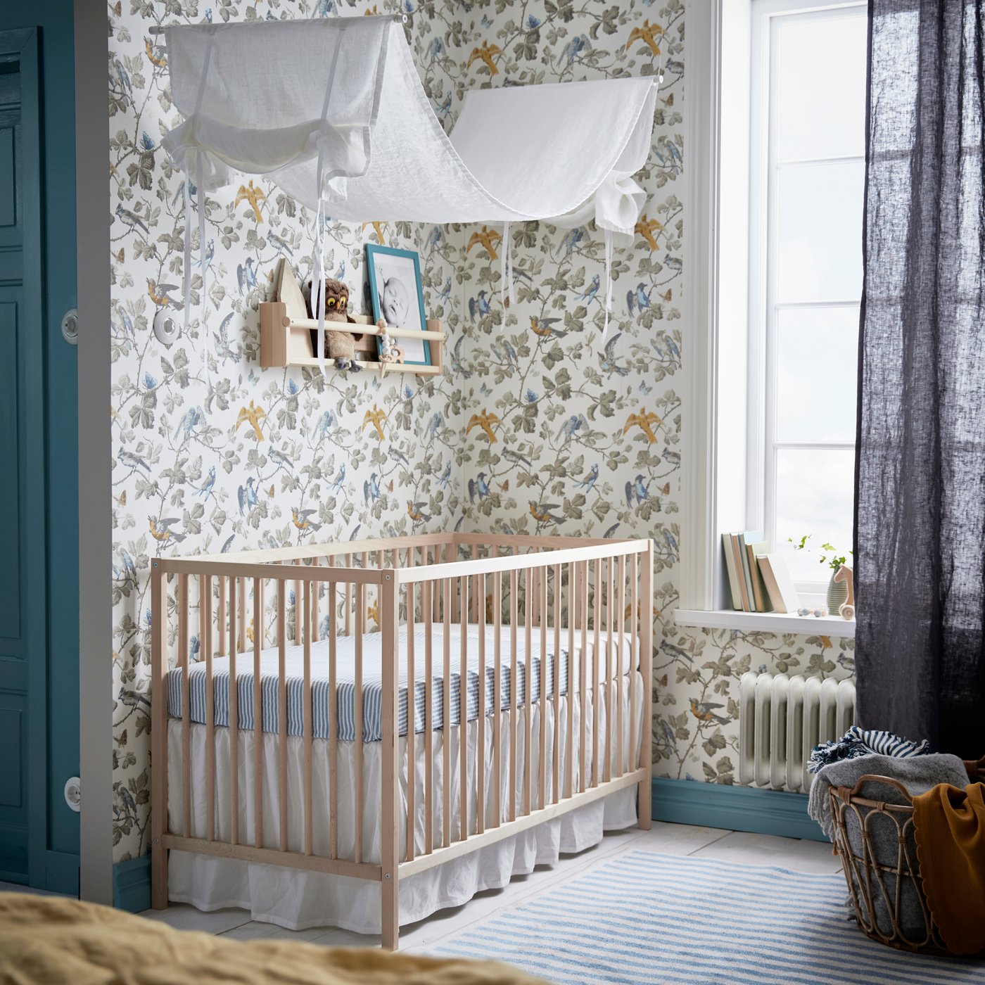 A SNIGLAR cot made of beech wood