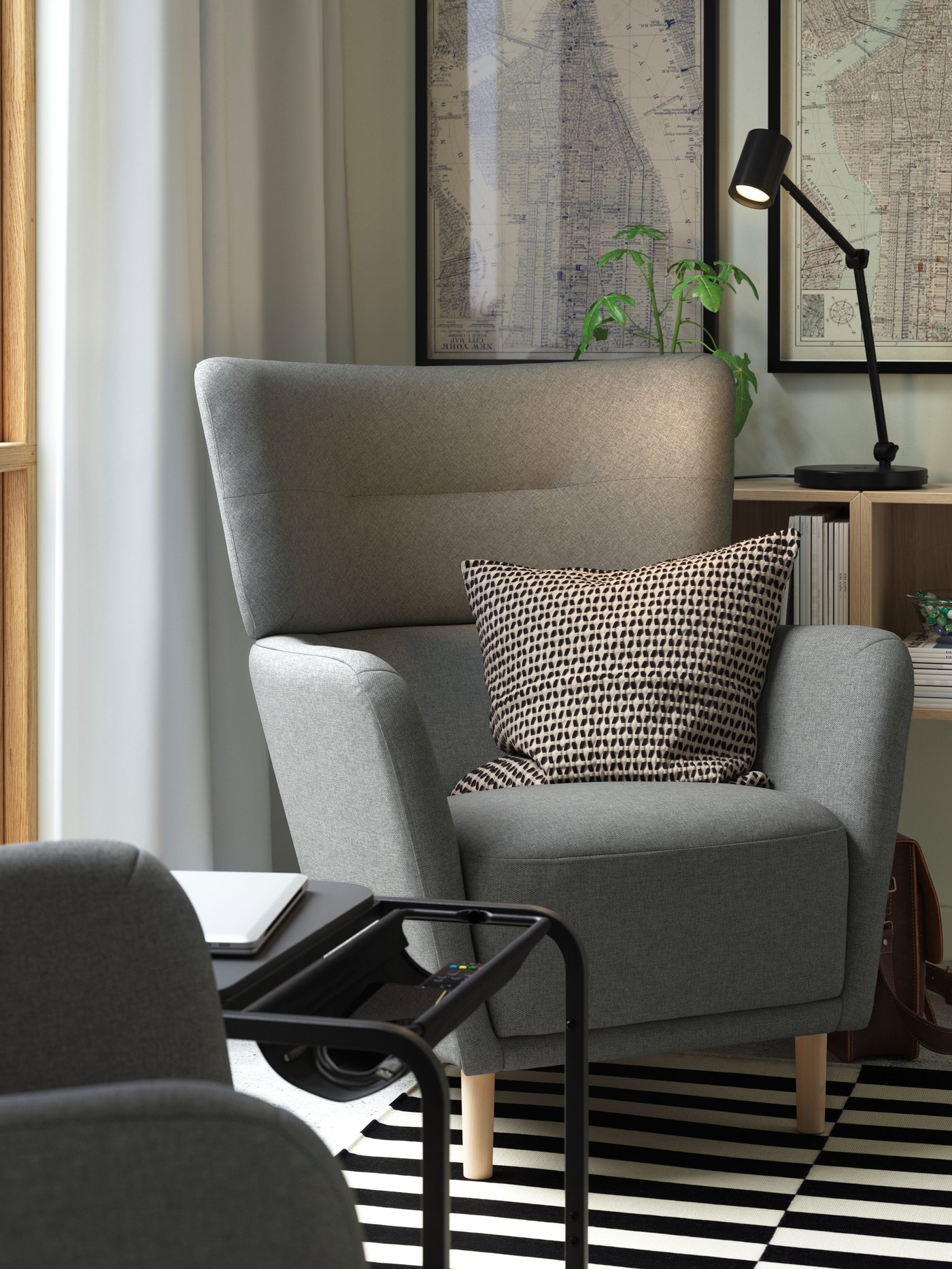 Een stoel om in te lezen met daarboven een leeslamp