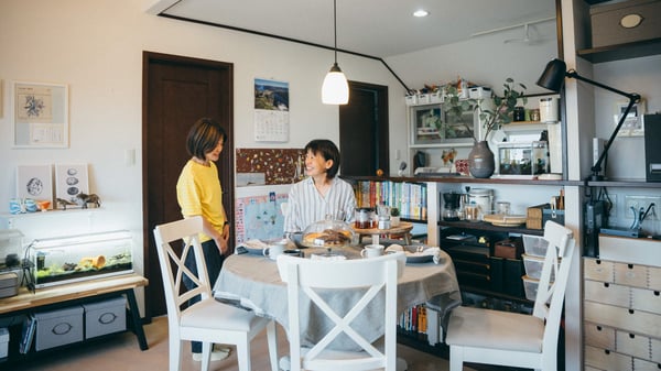IKEA Familyメンバーのサキコさんとイケアのスタッフが生まれ変わったお部屋で談笑している