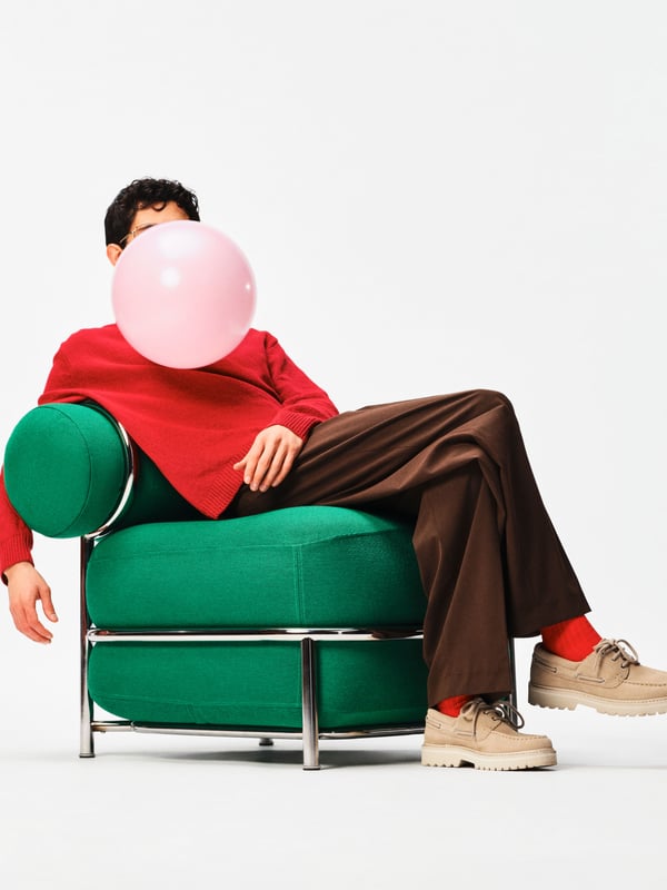 Un hombre sentado en un sillón inflable de la colección IKEA PS.
