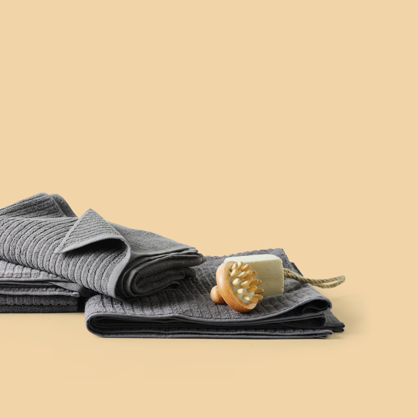 A dark grey VÅGSJÖN bath towel in the NA