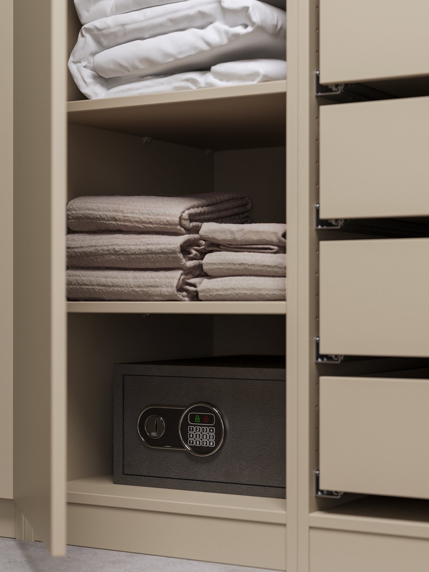 Skuffer og hylder med en FjÄLLARNIKA dyne til hele året, VÅGSJÖN badehåndklæder og et pengeskab indeni et PAX garderobeskab.