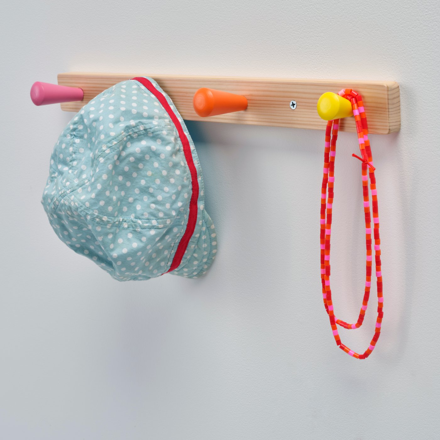 
Porte-boutons FLISAT avec 4 boutons, avec un chapeau et un collier accrochés aux boutons