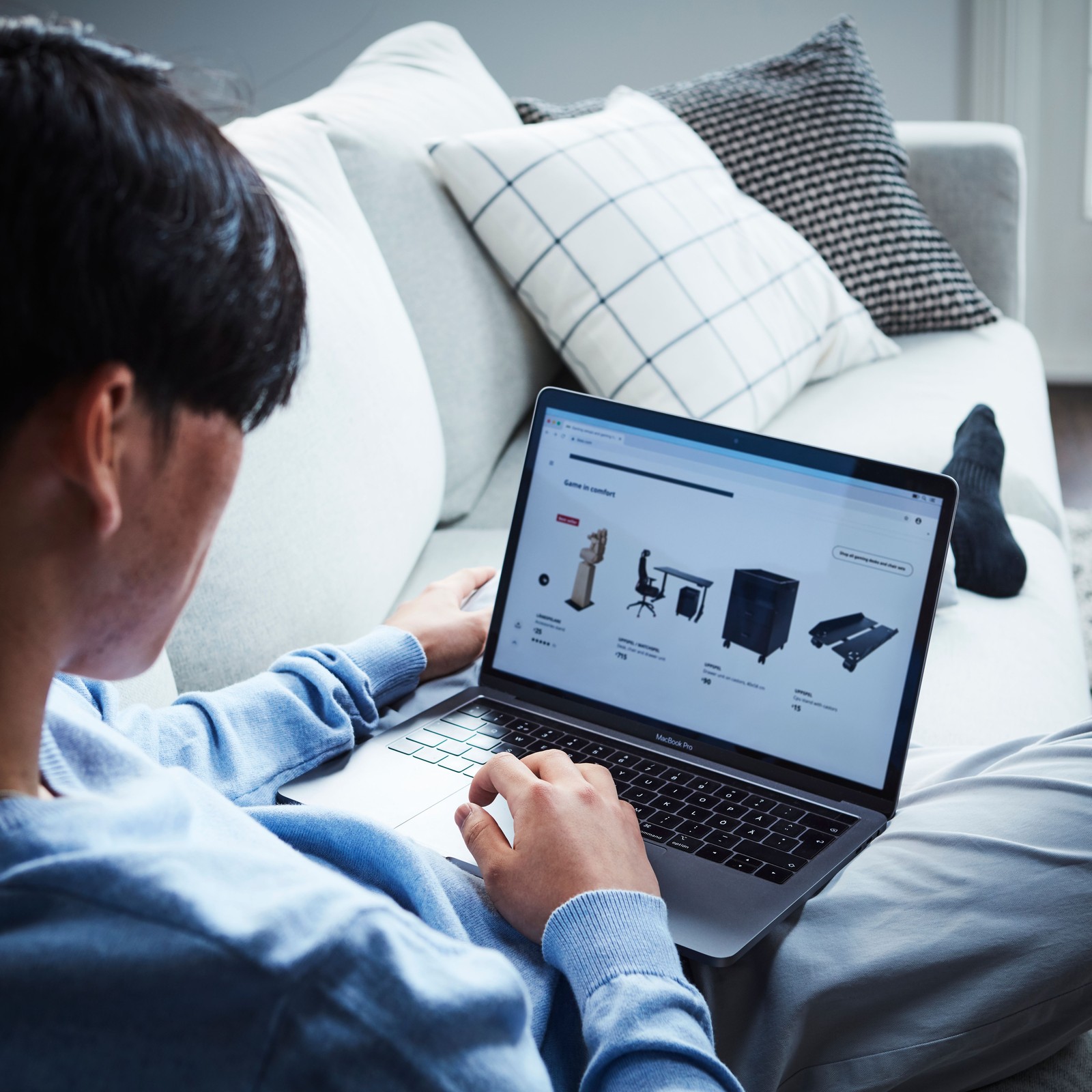 Čovek gleda IKEA narudžbinu na svom laptop računaru