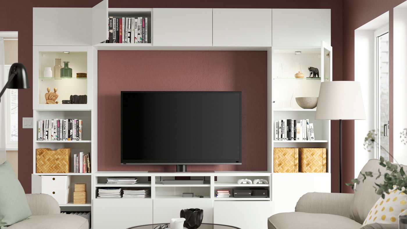 Combinazione mobile TV BESTÅ bianco/Lappviken bianco con ante in vetro trasparente in soggiorno