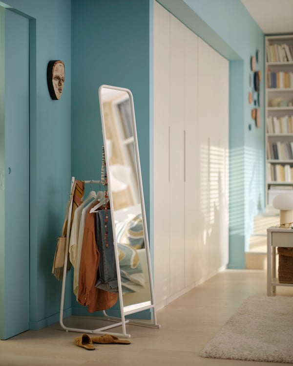 Un miroir sur pied KNAPPER blanc dans la chambre à coucher