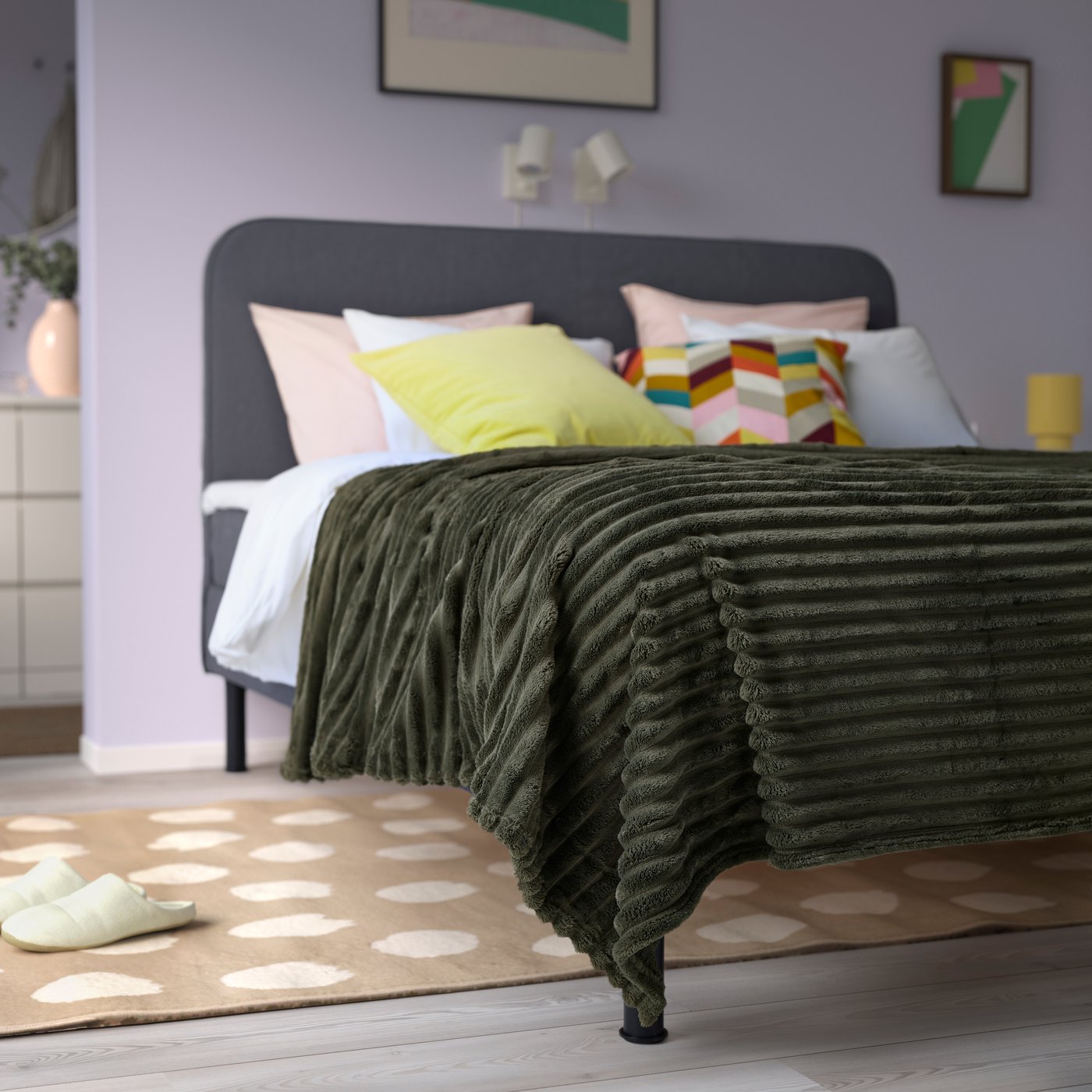 Green GULLSTRÅLE blanket on bed.