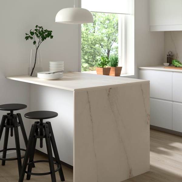 En matt off-white/marmor benkeplate i høyttrykkporselen. 