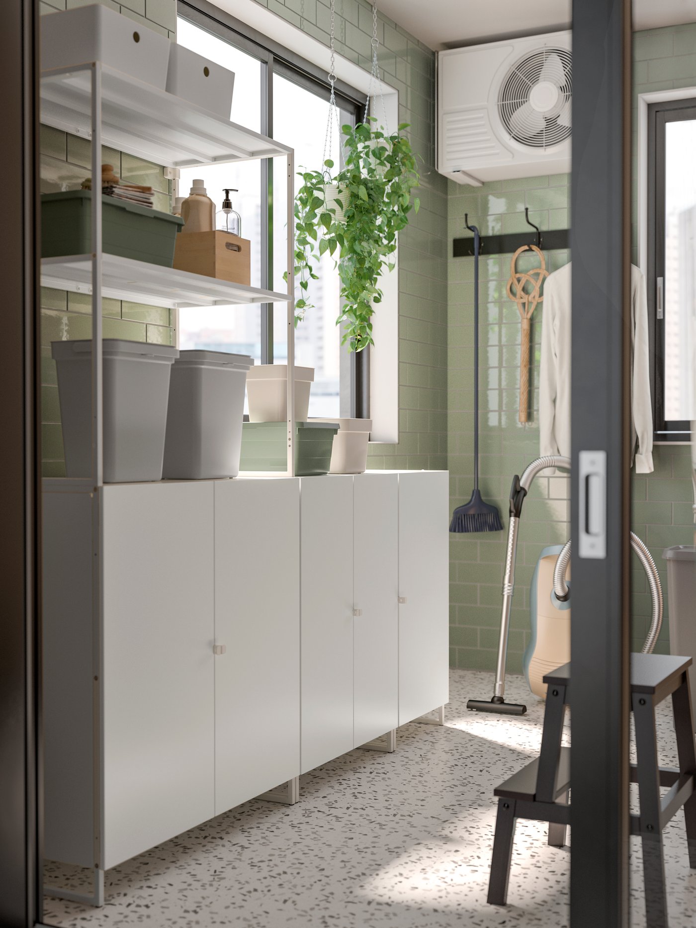 A white KUGGIS box with lid