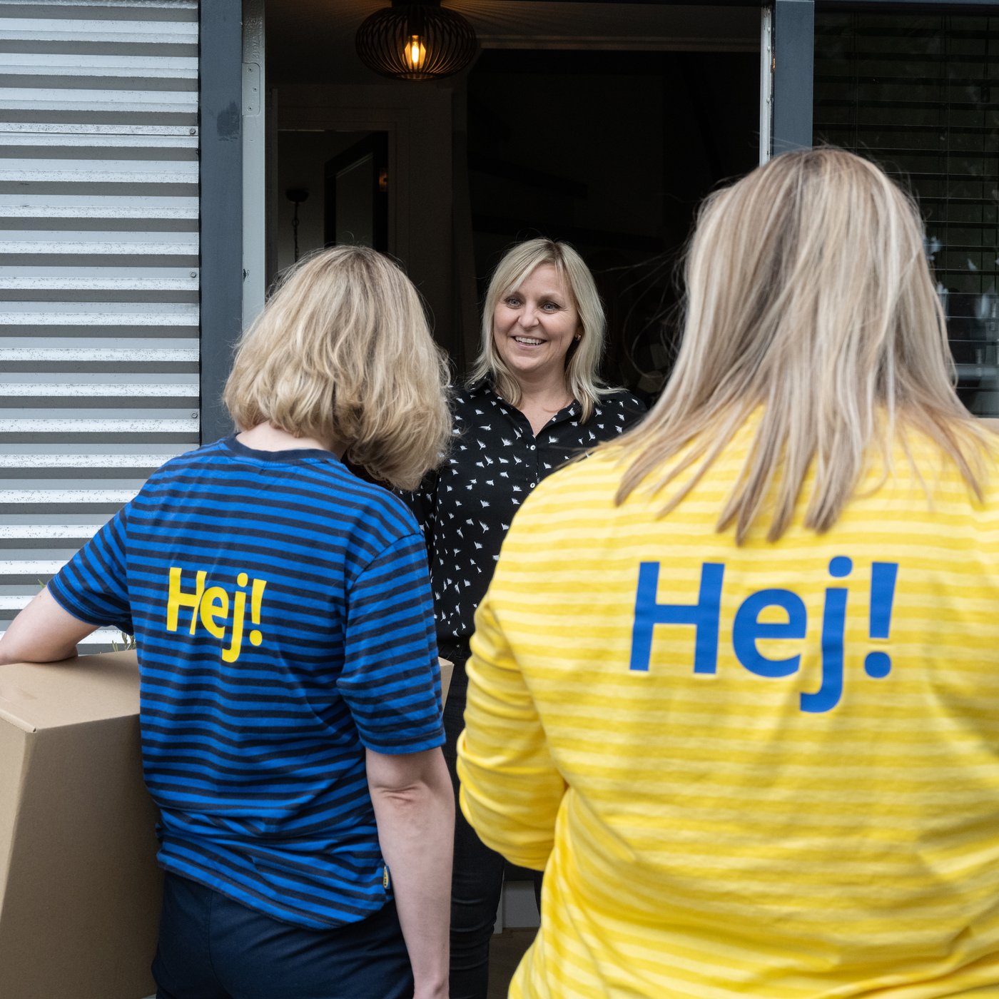 Dwie Panie w koszulkach IKEA, dostarczające produkty 