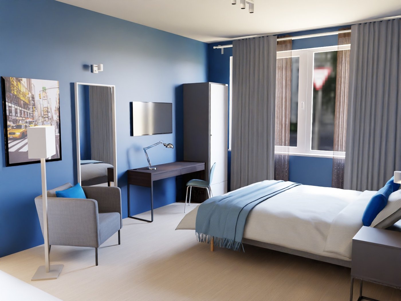 Teil eines Hotelzimmers. Rechts ein Doppelbett mit Nachttisch. Links ein Schreibtisch, ein großer Spiegel und ein Schrank. Im Vordergrund links eine Stehleuchte und ein Sessel. Über dem Sessel ein Bild.