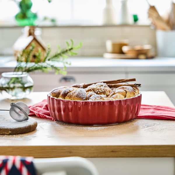 A red VINTERFINT pie dish
