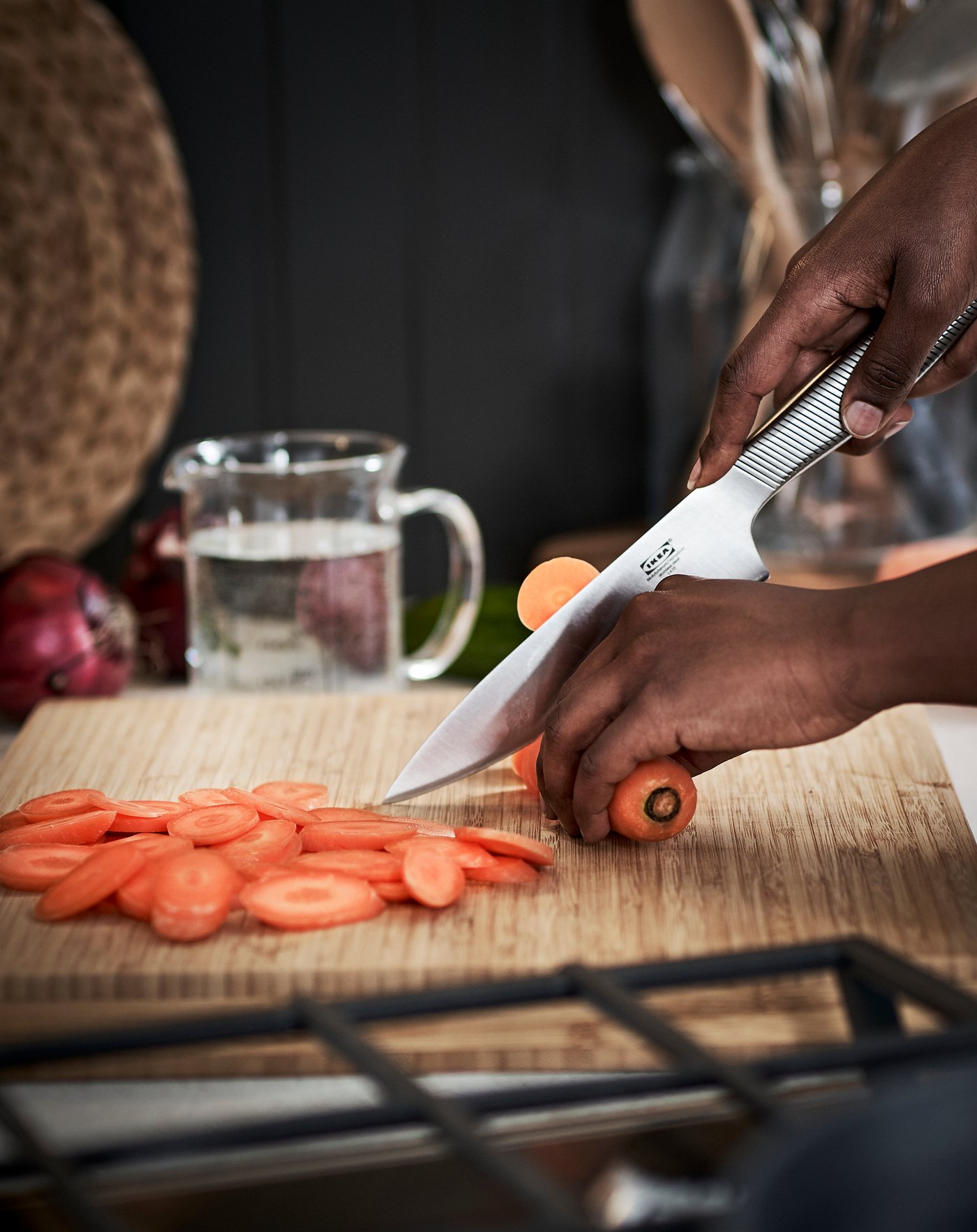 Ein IKEA 365+ Universalmesser aus Edelstahl in der Küche