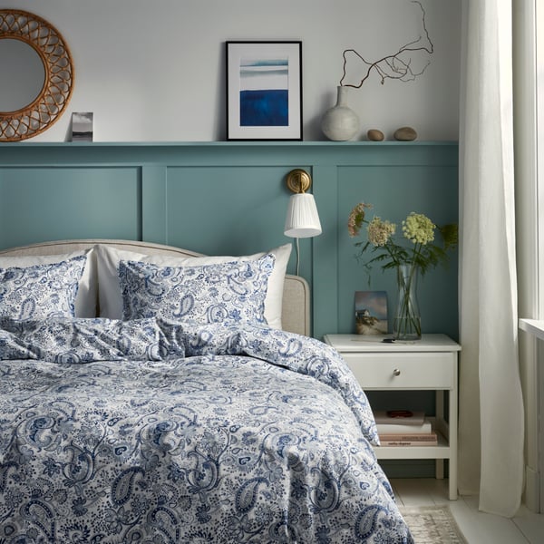A blue/white RODGERSIA duvet cover and 2 pillowcases