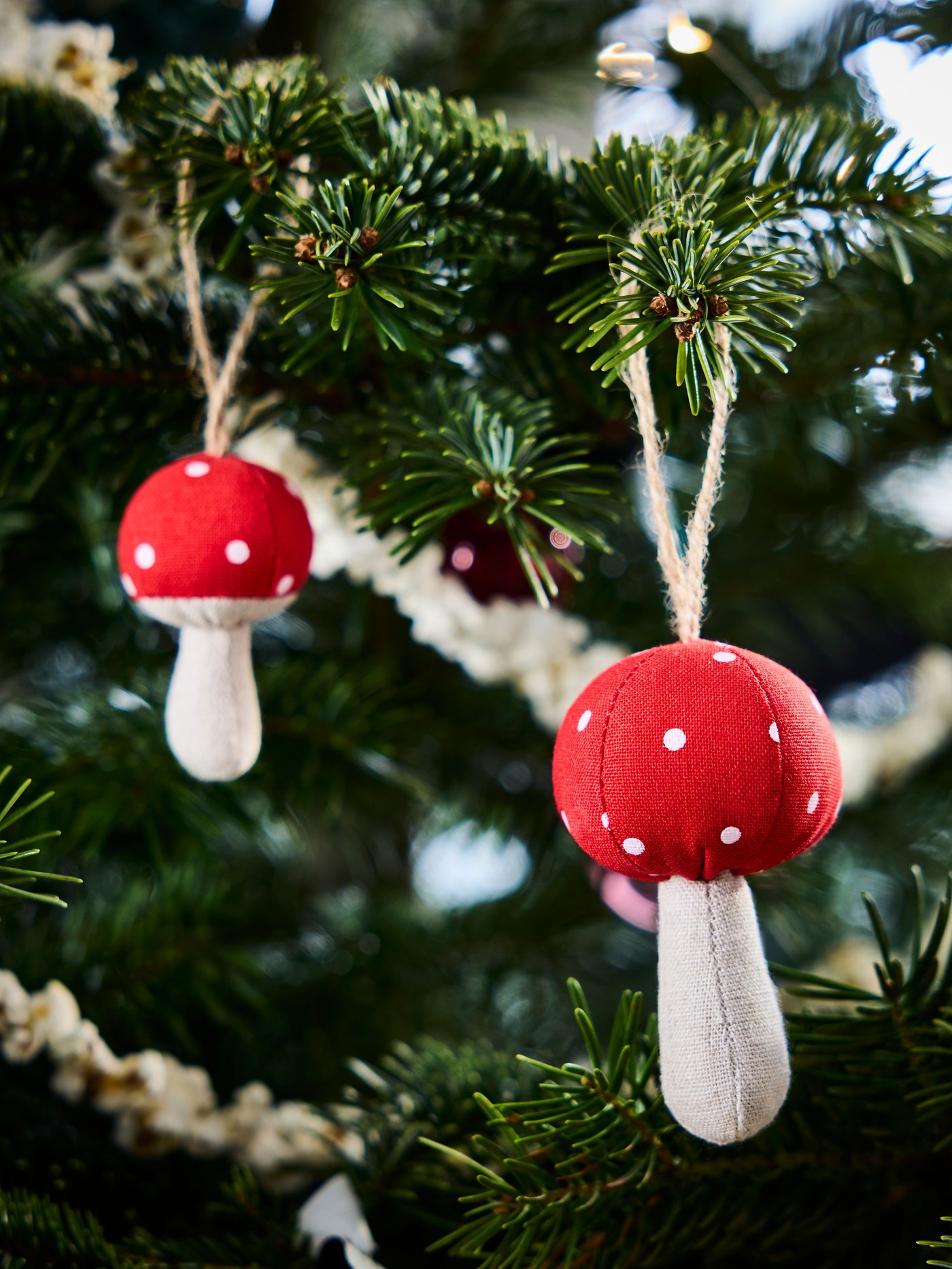 Červenobílá ozdoba na stromeček VINTERFINT v podobě mochomůrky.