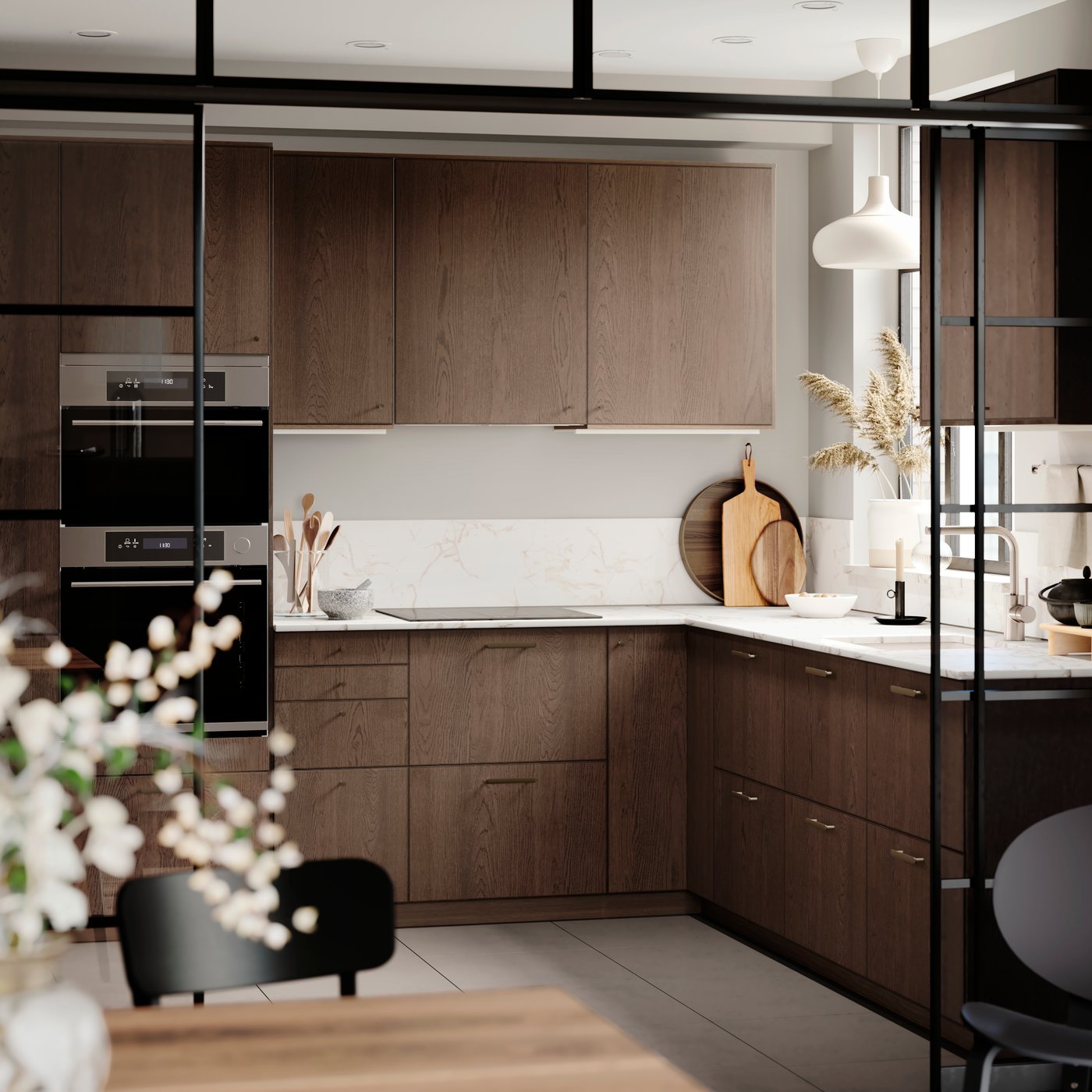 Ett ljust kök med FRÖJERED skåp- och lådfronter, solljuset reflekteras i golvet.