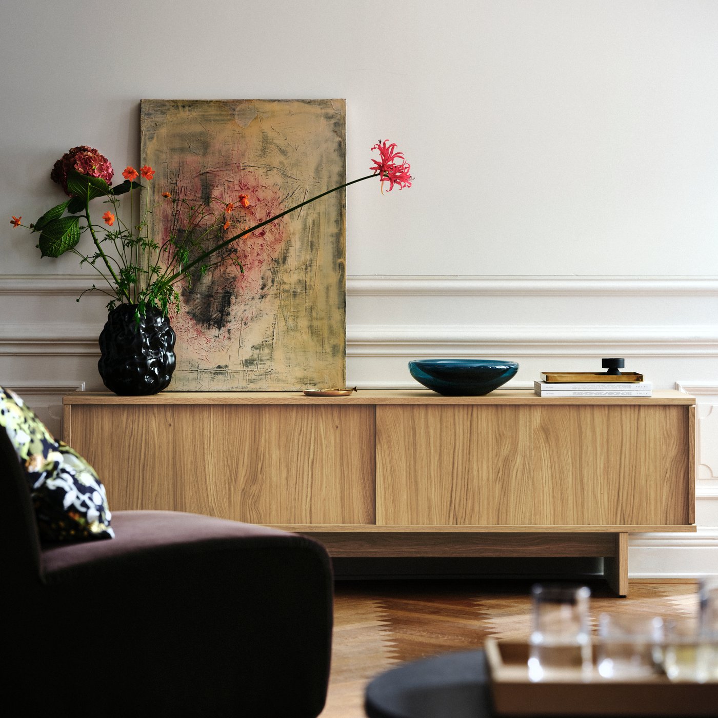 A dark blue-turquoise STOCKHOLM 2025 bowl in the living room