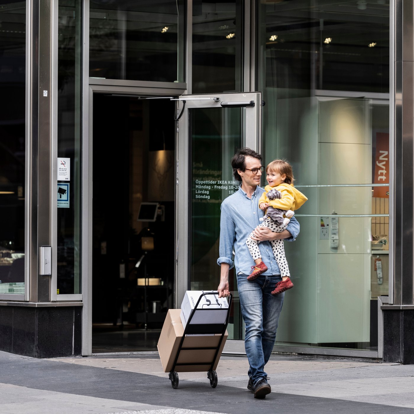 A black RULLEBÖR trolley