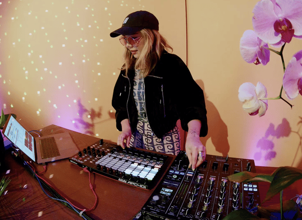 الدي جي ‪TOKiMONSTA‬ في وحدة مزج الأصوات الخاصة بها.