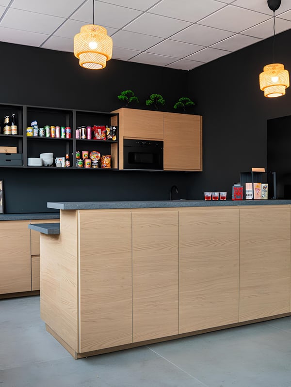 L'area tavola fredda arredata con un bancone e scaffali.